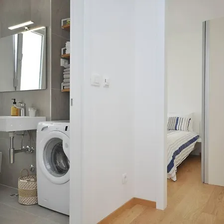 Old White 1 Apartment *