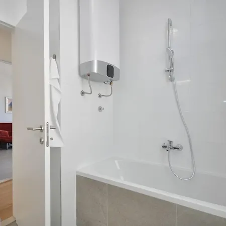 Apartment Old White 1